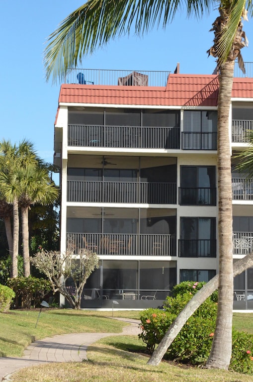 This is your condo, top floor with roof top deck.