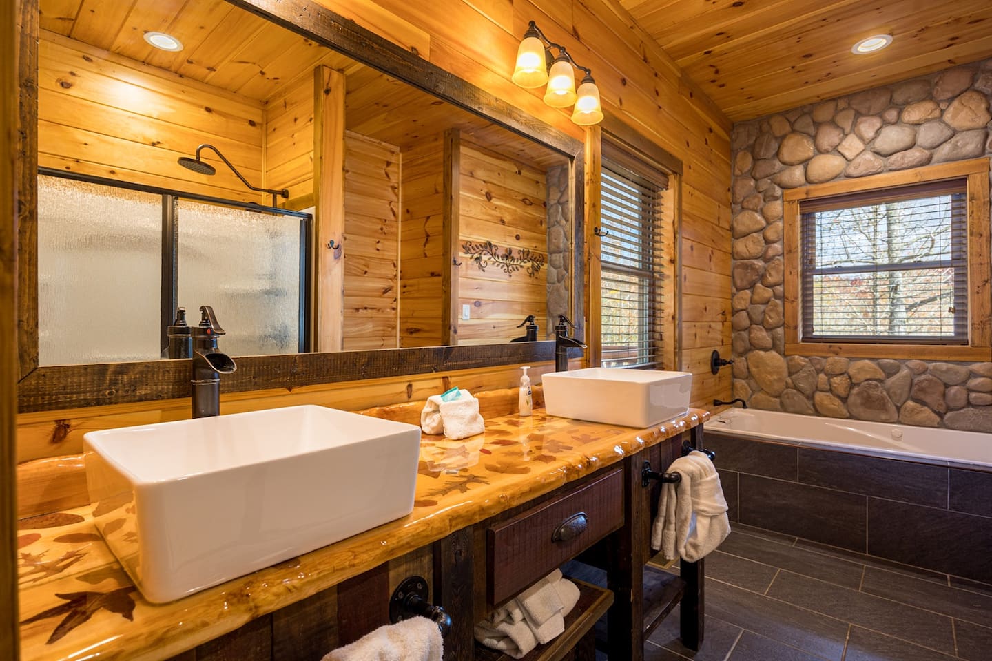 Jetted tub, Double vanity in the master, stone wall accent