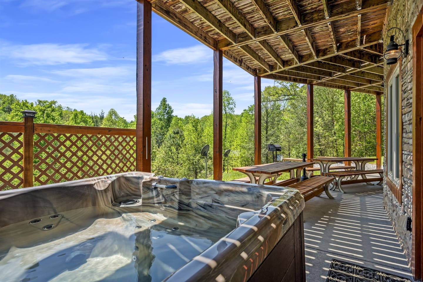 Hot tub (6 person) on the patio