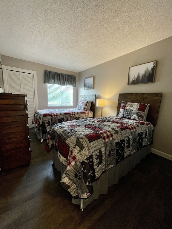 Guest bedroom with twins