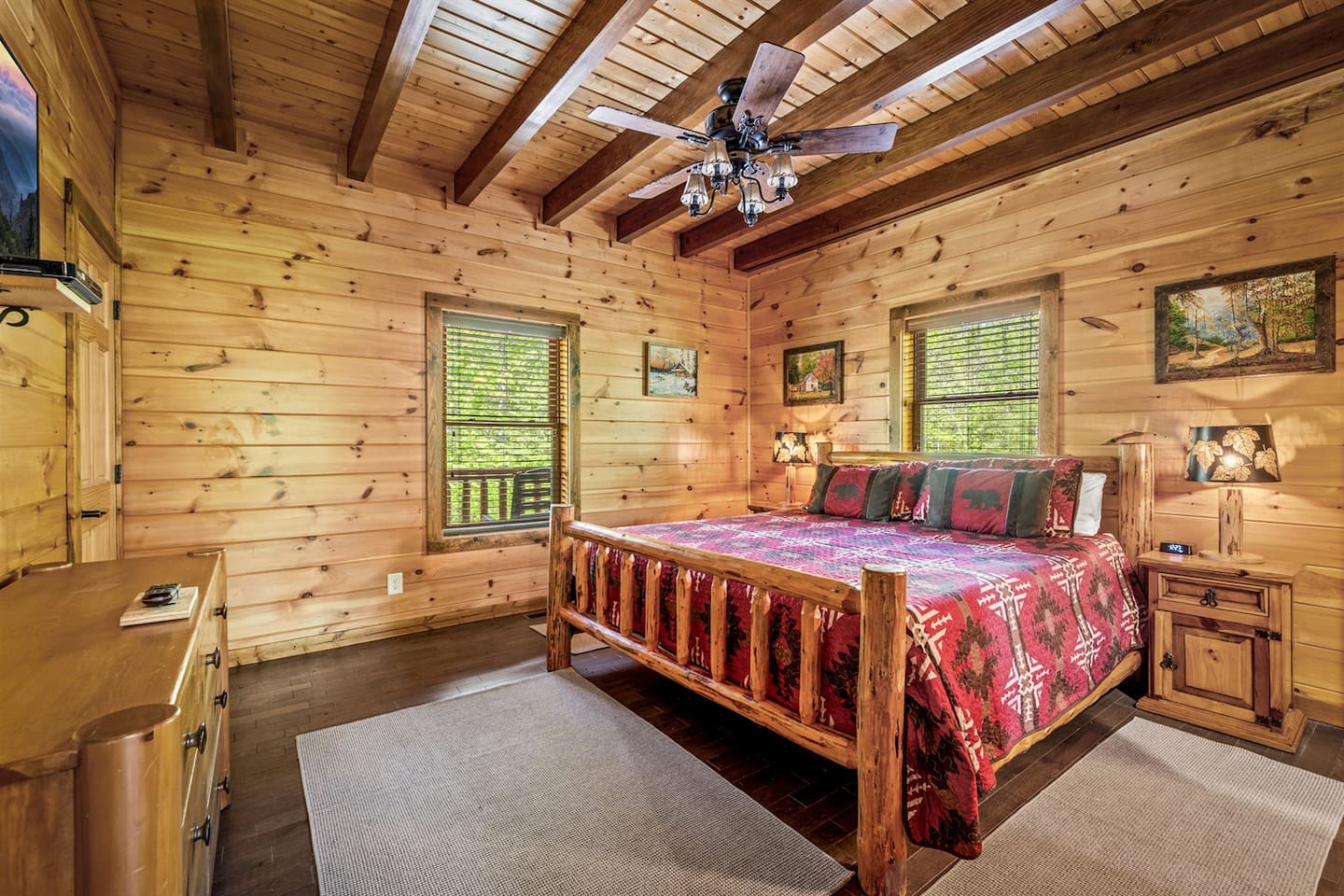 Spacious main floor king bedroom - comfy memory foam mattress